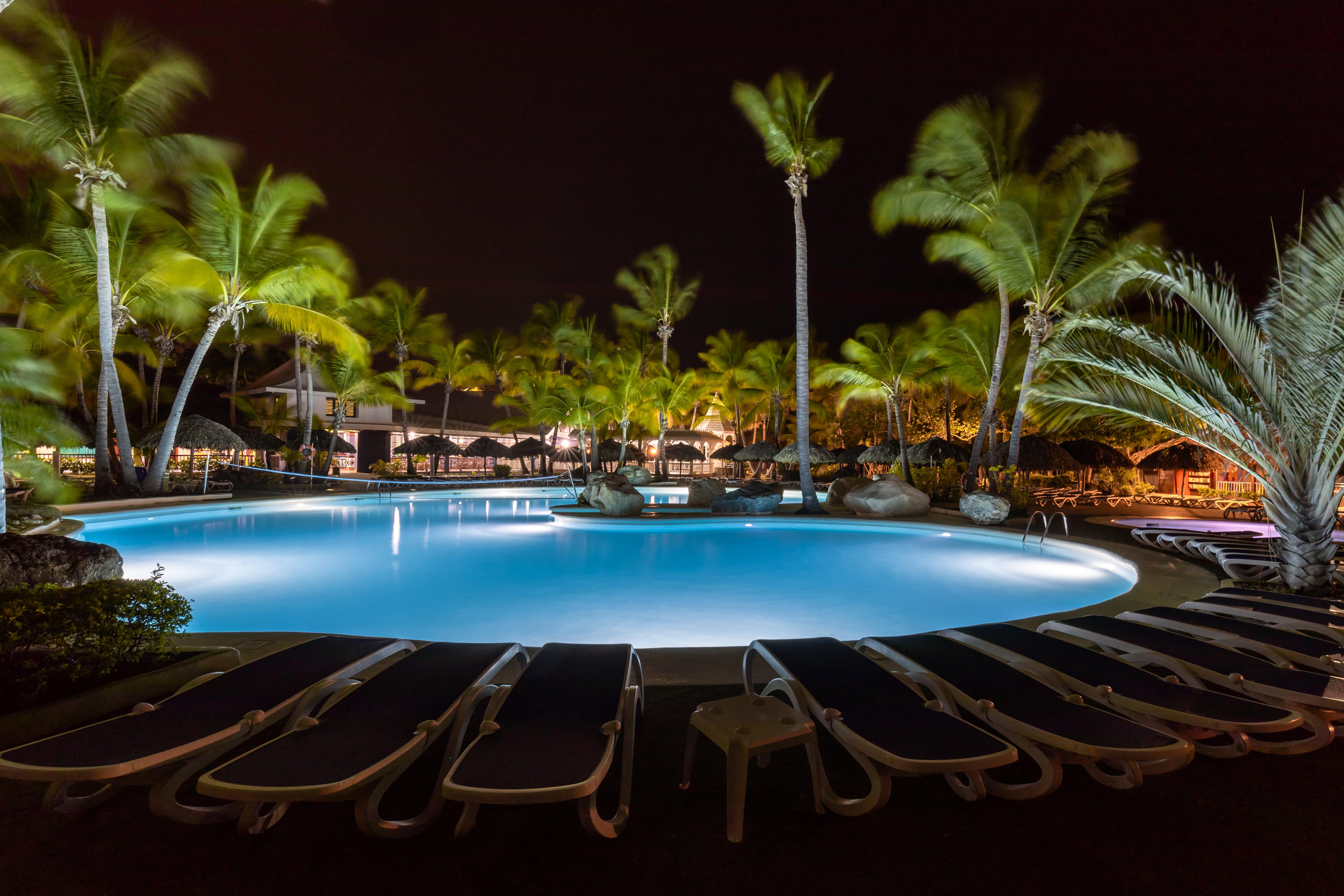 Playabachata Puerto Plata ภายนอก รูปภาพ The pool at night